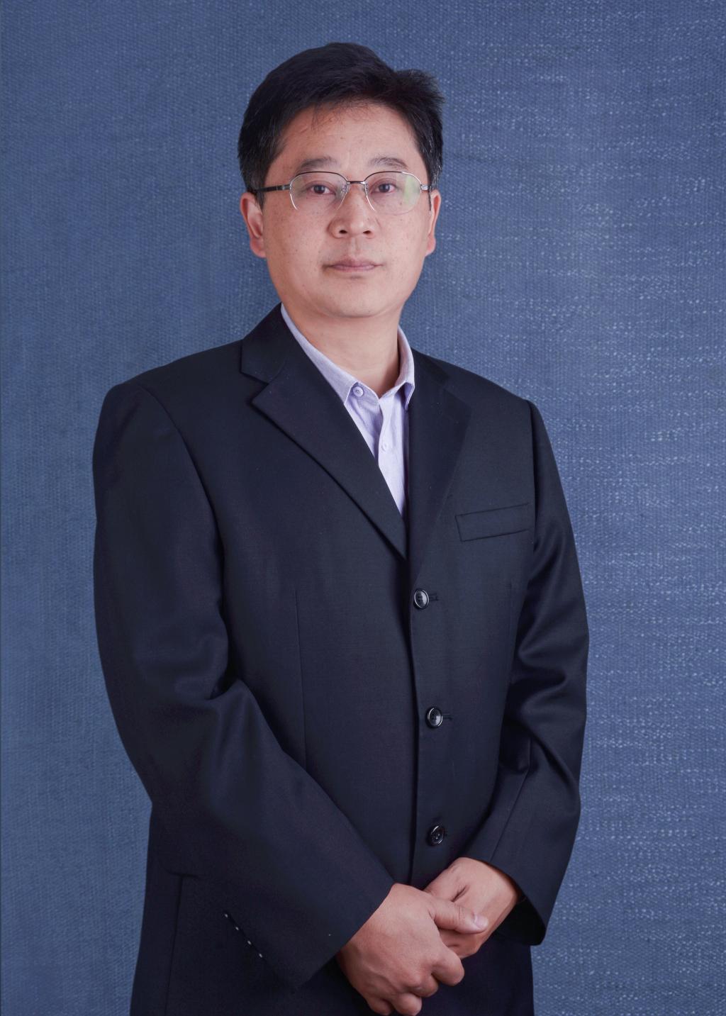 贾  刚
