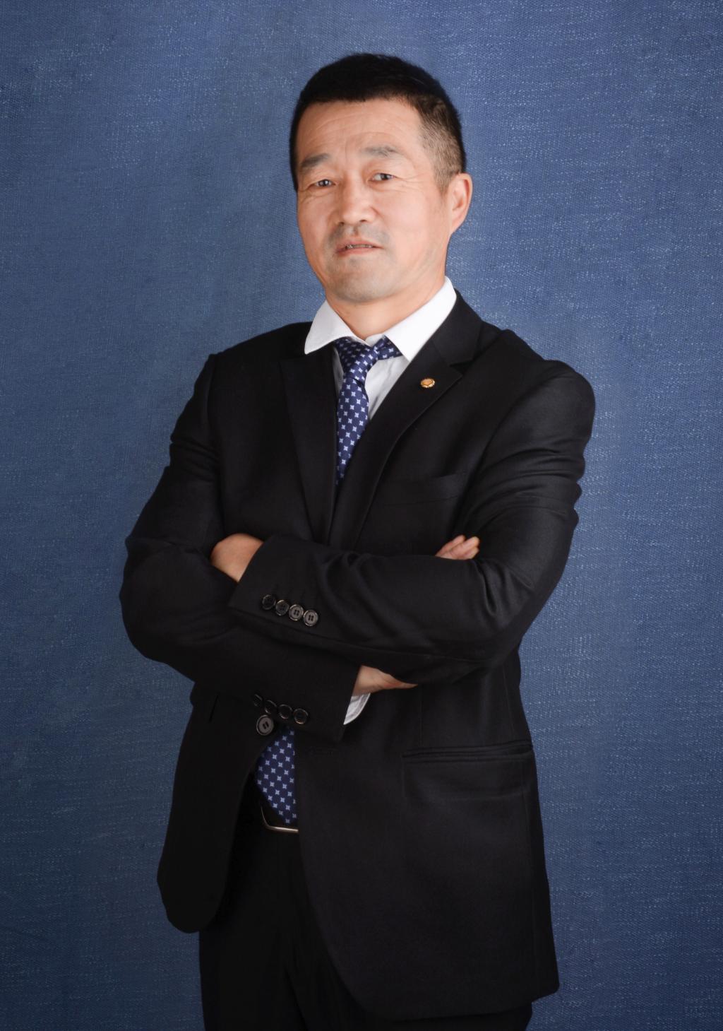 薛  白