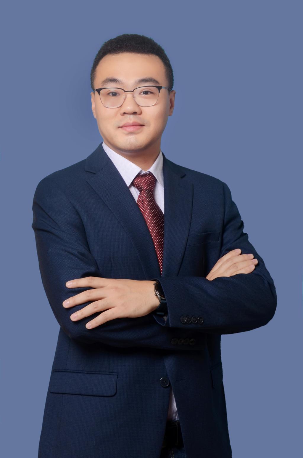 阎  辉